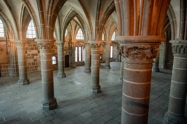 Mont Saint-Michel Manastırı 'nın sakin ve tarihi iç kısımları taş kemerler, antik duvarlar ve dar pencerelerden süzülen yumuşak doğal ışık..