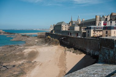 Saint-Malo 'nun tarihi taş duvarları, güçlendirilmiş kıyı şehrini ve Fransa' nın Brittany kentinde deniz kenarındaki büyüleyici batışını gözler önüne seriyor..
