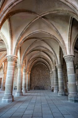 Mont Saint-Michel Manastırı 'nın sakin ve tarihi iç kısımları taş kemerler, antik duvarlar ve dar pencerelerden süzülen yumuşak doğal ışık..