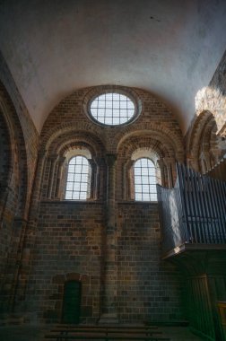 Mont Saint-Michel Manastırı 'nın sakin ve tarihi iç kısımları taş kemerler, antik duvarlar ve dar pencerelerden süzülen yumuşak doğal ışık..