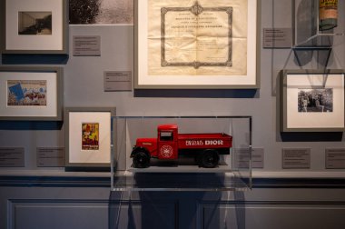 Granville, Fransa - 12 Nisan 2025: Granville 'deki Dior Müzesi' nde zarif sergiler, güzel bir şekilde düzenlenmiş bir mekanda Christian Dior 'un ikonik moda eserlerini ve mirasını sergilediler..