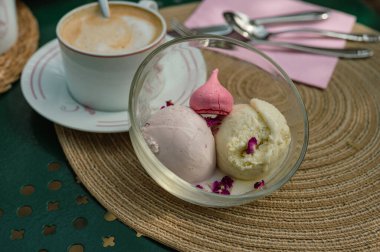 Zarif Fransız tatlılarının zarif bir seçimi. Süslü, güzel hazırlanmış yemeklerde sunuluyor. Gerçek lezzet ve sunum uyumu..