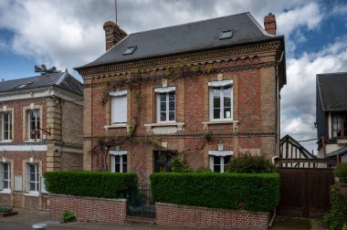 Normandiya kırsalına yerleşmiş geleneksel evler ve huzurlu köyler, Fransız kırsal mimarisi ve sakin manzaraları gözler önüne seriyor..