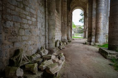 7. yüzyıldan kalma Benedikt Jumieges Manastırı 'nın kalıntıları. Seine nehrinin tarihi bir simgesi. Normandiya' nın ortaçağ manastırı mirasını yansıtıyor..