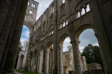 7. yüzyıldan kalma Benedikt Jumieges Manastırı 'nın kalıntıları. Seine nehrinin tarihi bir simgesi. Normandiya' nın ortaçağ manastırı mirasını yansıtıyor..