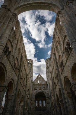 7. yüzyıldan kalma Benedikt Jumieges Manastırı 'nın kalıntıları. Seine nehrinin tarihi bir simgesi. Normandiya' nın ortaçağ manastırı mirasını yansıtıyor..