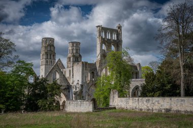 7. yüzyıldan kalma Benedikt Jumieges Manastırı 'nın kalıntıları. Seine nehrinin tarihi bir simgesi. Normandiya' nın ortaçağ manastırı mirasını yansıtıyor..
