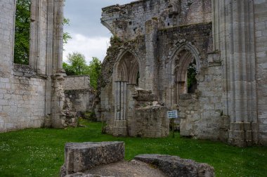 7. yüzyıldan kalma Benedikt Jumieges Manastırı 'nın kalıntıları. Seine nehrinin tarihi bir simgesi. Normandiya' nın ortaçağ manastırı mirasını yansıtıyor..