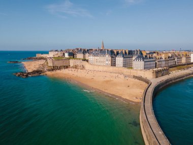 İnsansız hava aracı görüntüleri Saint-Malo 'nun tarihi taş duvarlarını yukarıdan gösteriyor, Fransa' nın Brittany kentindeki deniz kentini ve onun büyüleyici batışını gözler önüne seriyor..
