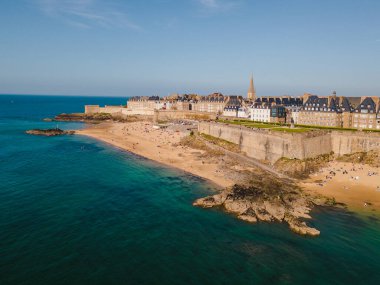 İnsansız hava aracı görüntüleri Saint-Malo 'nun tarihi taş duvarlarını yukarıdan gösteriyor, Fransa' nın Brittany kentindeki deniz kentini ve onun büyüleyici batışını gözler önüne seriyor..