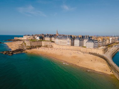 İnsansız hava aracı görüntüleri Saint-Malo 'nun tarihi taş duvarlarını yukarıdan gösteriyor, Fransa' nın Brittany kentindeki deniz kentini ve onun büyüleyici batışını gözler önüne seriyor..