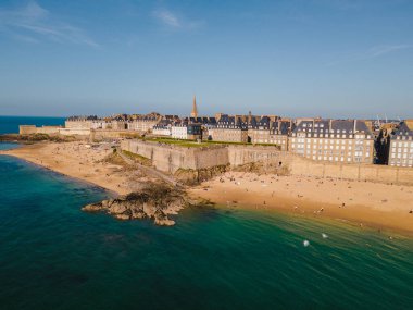 İnsansız hava aracı görüntüleri Saint-Malo 'nun tarihi taş duvarlarını yukarıdan gösteriyor, Fransa' nın Brittany kentindeki deniz kentini ve onun büyüleyici batışını gözler önüne seriyor..
