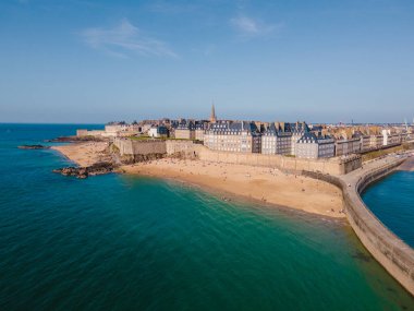 İnsansız hava aracı görüntüleri Saint-Malo 'nun tarihi taş duvarlarını yukarıdan gösteriyor, Fransa' nın Brittany kentindeki deniz kentini ve onun büyüleyici batışını gözler önüne seriyor..