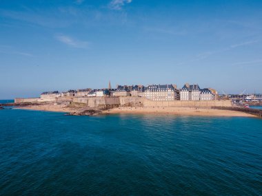 İnsansız hava aracı görüntüleri Saint-Malo 'nun tarihi taş duvarlarını yukarıdan gösteriyor, Fransa' nın Brittany kentindeki deniz kentini ve onun büyüleyici batışını gözler önüne seriyor..
