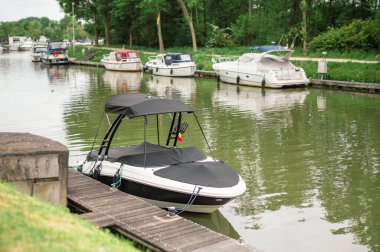 Lei Nehri 'nde yüzen yatların manzarası, Gent' in kalbinde büyüleyici bir mimariyle çevrili..