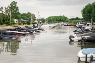 Lei Nehri 'nde yüzen yatların manzarası, Gent' in kalbinde büyüleyici bir mimariyle çevrili..