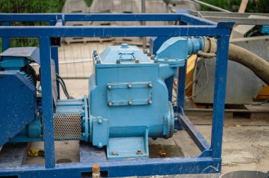 Şehir kaldırımına kurulmuş çağdaş kamu su pompası sıcak bir yaz gününde ferahlatıcı içme suyu sunuyor..