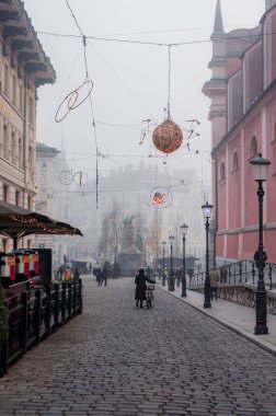 Slovenya 'nın başkenti Ljubljana' nın büyüleyici panoramik manzarası, ikonik Üçlü Köprü ve Avrupa 'nın en güzel ve yürümeye elverişli şehirlerinden biri olan Ljubljana Şatosu.