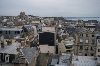 Granville, Fransa - 12 Nisan 2025: Granville, Fransa 'nın büyüleyici sokaklarının panoramik manzarası, tarihi evleri, samimi dükkanları ve kıyı atmosferi.