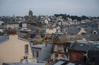 Granville, Fransa - 12 Nisan 2025: Granville, Fransa 'nın büyüleyici sokaklarının panoramik manzarası, tarihi evleri, samimi dükkanları ve kıyı atmosferi.