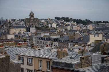 Granville, Fransa - 12 Nisan 2025: Granville, Fransa 'nın büyüleyici sokaklarının panoramik manzarası, tarihi evleri, samimi dükkanları ve kıyı atmosferi.