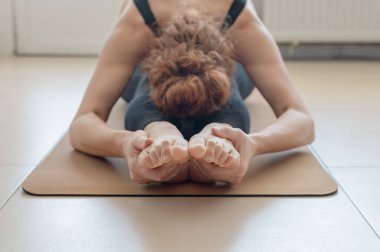 Parlak bir odada spor yapan güzel bir atletik kadın. Forma ve sağlıklı yaşam tarzına odaklanıyor..