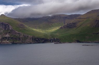 Danimarka 'nın Faroe Adası kıyı şeridi Faroe Adası, Avrupa' da sabahın erken saatlerinde yapılan yürüyüş sırasında Tindholmur adaları ile ünlü Drangarnir uçurumunun yakın plan çekimi. Yüksek kalite fotoğraf
