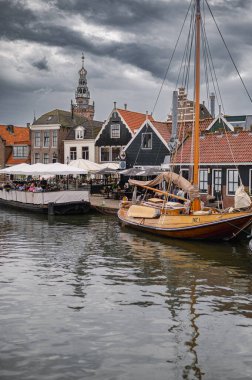 Kanalları, tarihi evleri ve sakin atmosferi olan geleneksel bir Hollanda köyü olan Monnickendam 'ın büyüleyici manzarası..