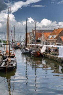 Kanalları, tarihi evleri ve sakin atmosferi olan geleneksel bir Hollanda köyü olan Monnickendam 'ın büyüleyici manzarası..