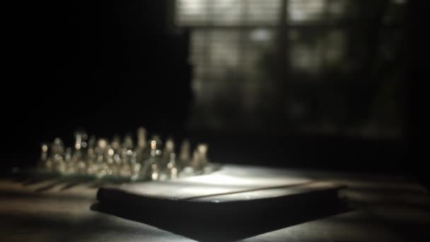 夜晚的自然光和阴影下 背景是棋盘 桌上的皮革日记 — 图库视频影像