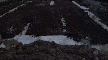 Havadan çekilen bir ev beton bir temel döşedi ve ev yapımı için hazırdı.