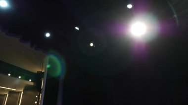 Tiyatro sahnesinde sahne ışıklandırması