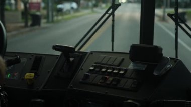 Sürücü okul otobüsünün kontrol paneli