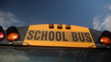 Sarı Okul Otobüsünün Önü