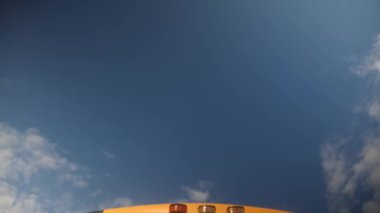 Sarı Okul Otobüsünün Önü