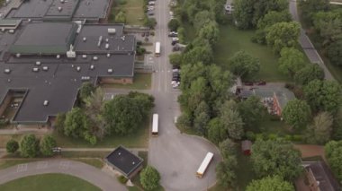 Okul otobüsleriyle okul çıkışını gösteren İHA görüntüleri.