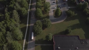 Okul otobüsleriyle okul çıkışını gösteren İHA görüntüleri.