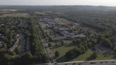 Sabah saatlerinde bir okulun insansız hava aracı görüntüsü.