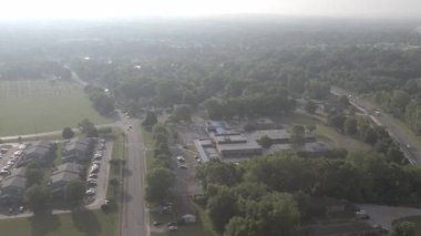 Sabah saatlerinde bir okulun insansız hava aracı görüntüsü.