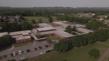 Sabah saatlerinde bir okulun insansız hava aracı görüntüsü.