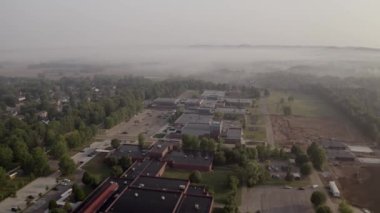 Sabah saatlerinde bir okulun insansız hava aracı görüntüsü.