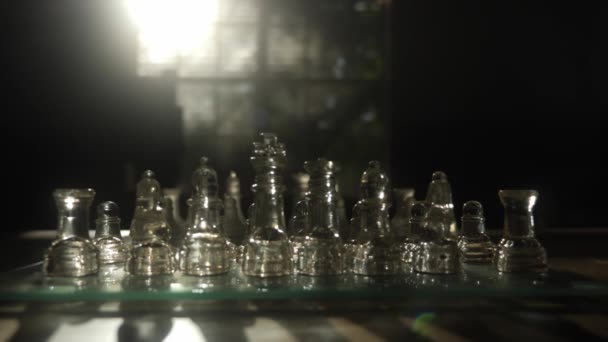 Glas Schaken Spel Een Tafel Avond Venster Licht — Stockvideo