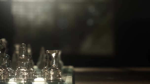 Γυάλινο Παιχνίδι Σκάκι Ένα Τραπέζι Στο Φως Παράθυρο Βράδυ — Αρχείο Βίντεο