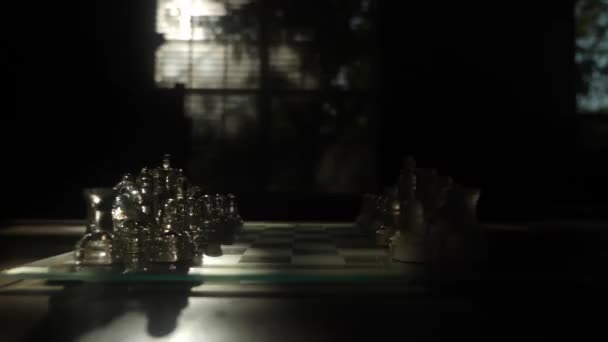 Glas Schack Spel Ett Bord Kvällsfönstret Ljus — Stockvideo