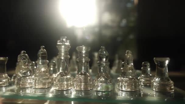 Glasschachspiel Auf Einem Tisch Abendlichen Fensterlicht — Stockvideo