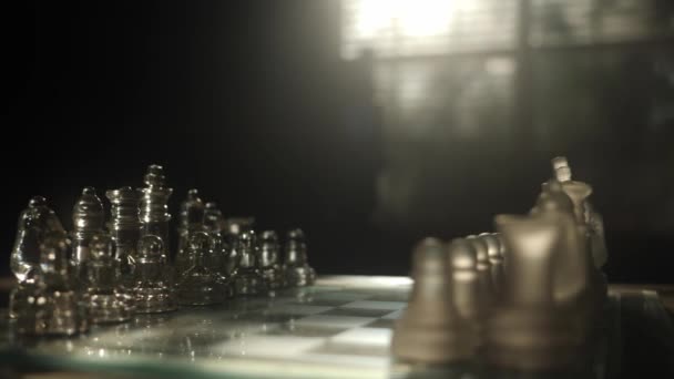 Glasschachspiel Auf Einem Tisch Abendlichen Fensterlicht — Stockvideo