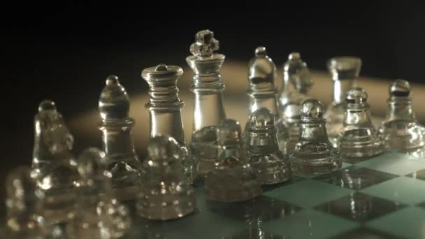 Akşam Penceresi Işığında Masada Cam Satranç Oyunu — Stok video