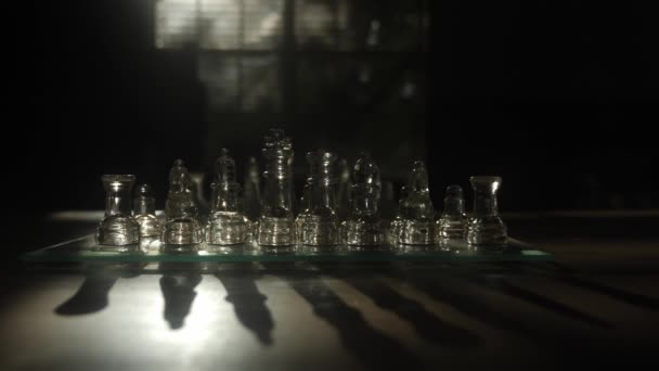 Стеклянная Шахматная Игра Столе Вечернем Свете Окна — стоковое видео