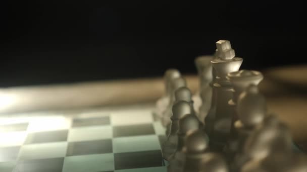 Γυάλινο Παιχνίδι Σκάκι Ένα Τραπέζι Στο Φως Παράθυρο Βράδυ — Αρχείο Βίντεο