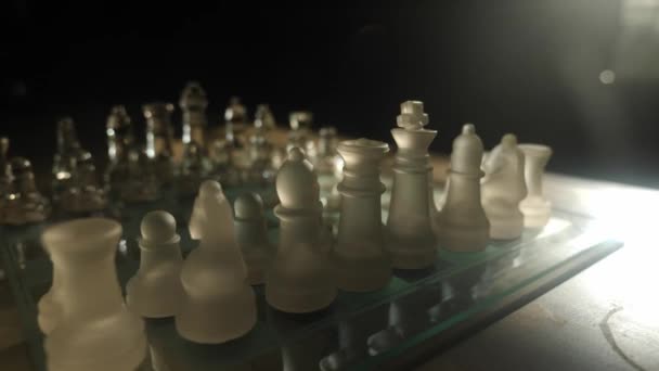 Стеклянная Шахматная Игра Столе Вечернем Свете Окна — стоковое видео